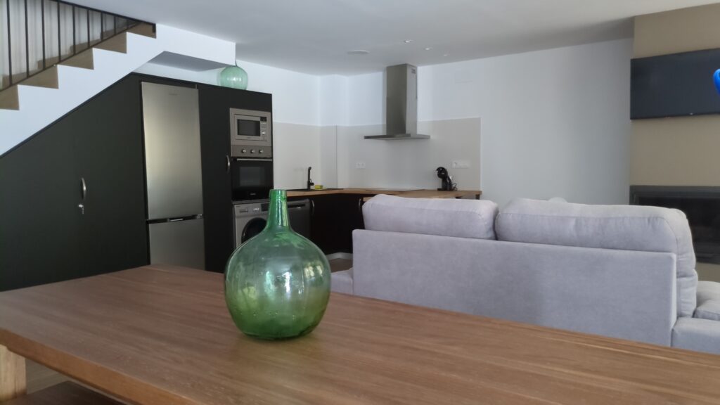 Salón amplio con chimenea en Alcalá del Júcar