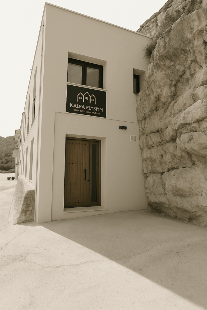 Cartelería y fachada de la casa Kalea Junior en Alcalá