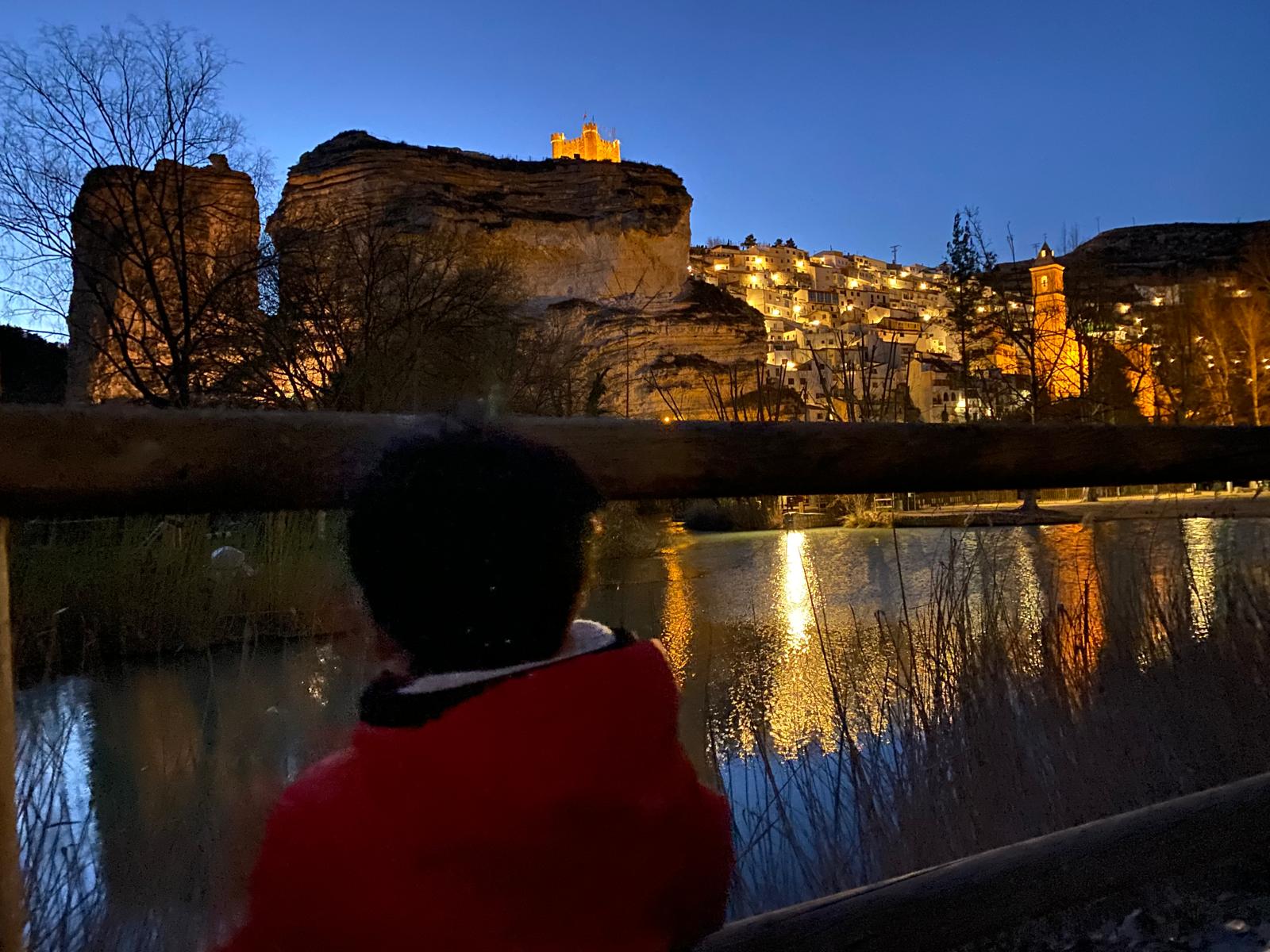 Imagen nocturna del río Júcar con Alcalá de fondo