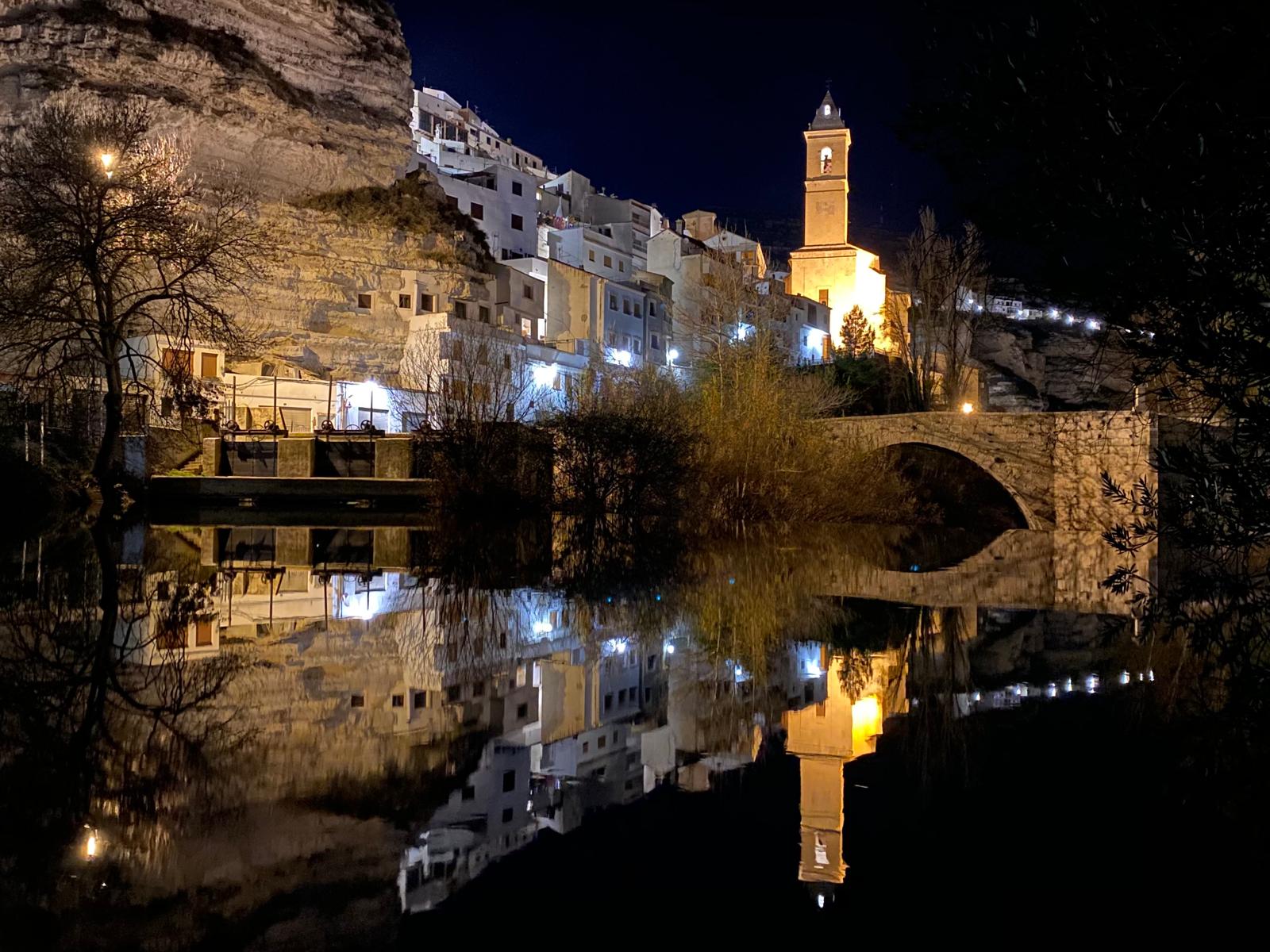 Imagen Alcalá de noche y puente romano