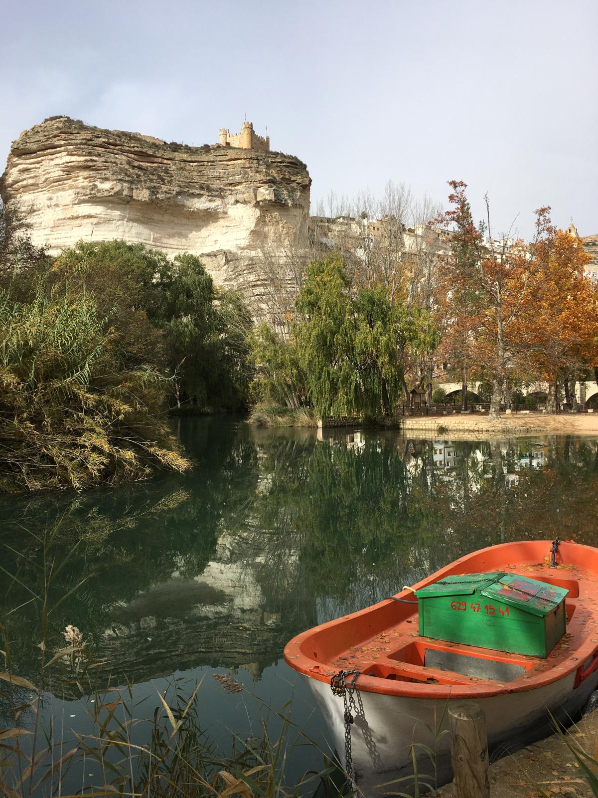 Imagen de la barca en el río Júcar
